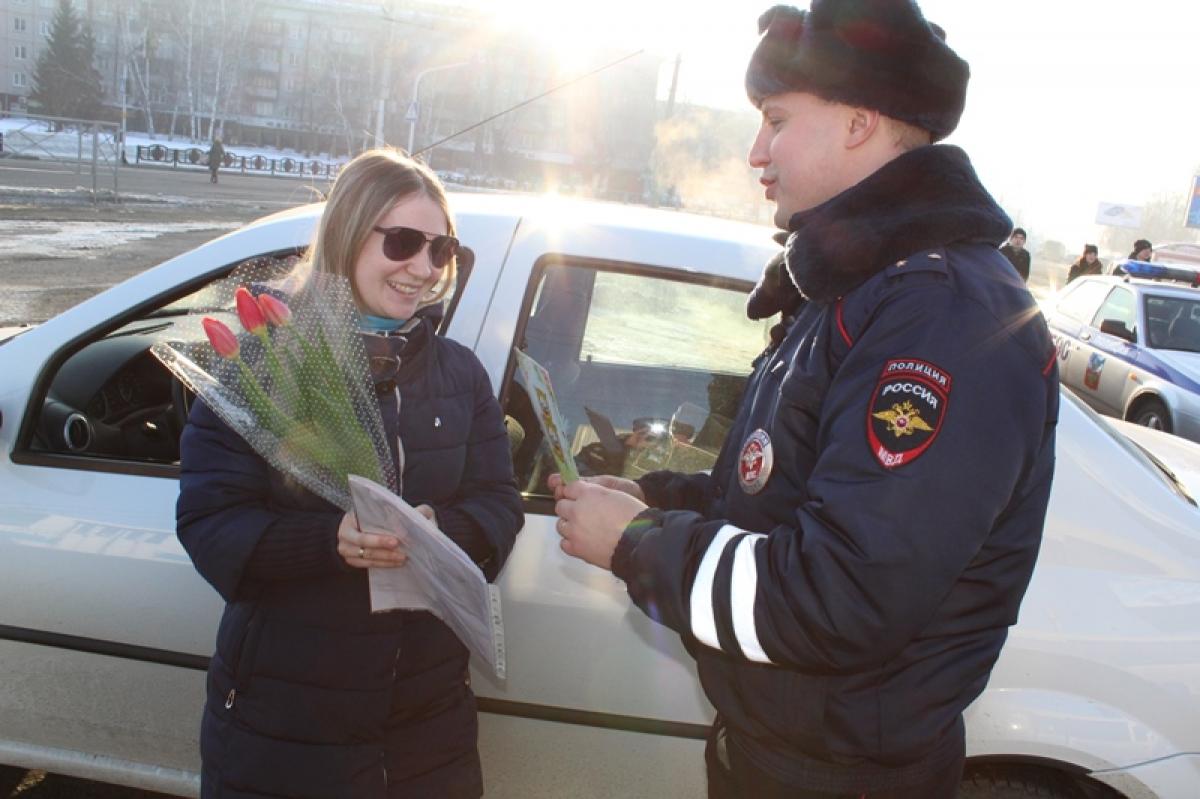 Сайт гибдд барнаул. Инспектор ДПС Барнаул. Инспектор ГИБДД Барнаул. Инспектор ГАИ В Барнауле. ГИБДД дарит цветы.