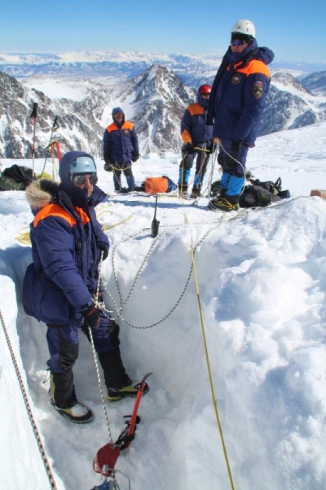 Спасательная алтая. Туристы на Алтае. Спасательные работы на леднике. Поисково спасательные службы Республика Алтай. Спасатели на Алтае.