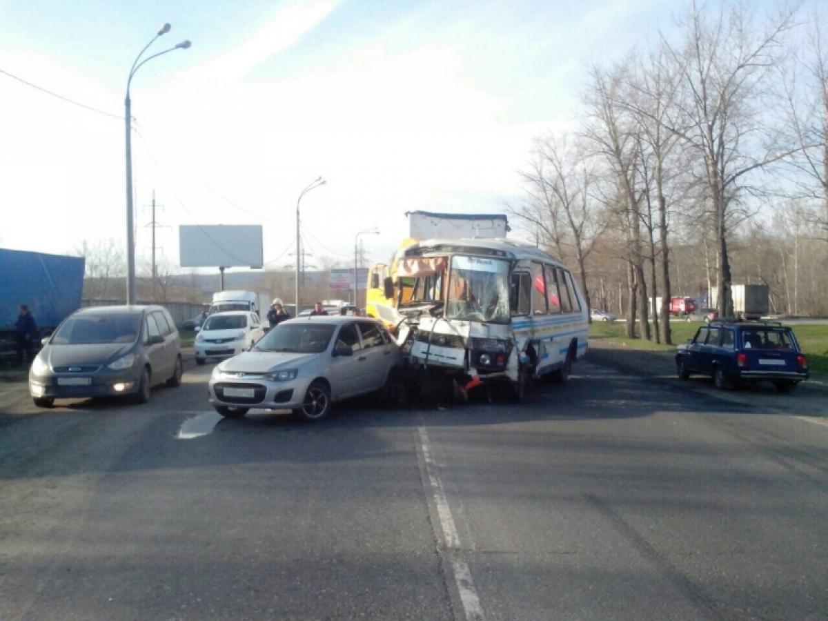 Под Самарой фура без тормозов протаранила 14 автомобилей (видео)