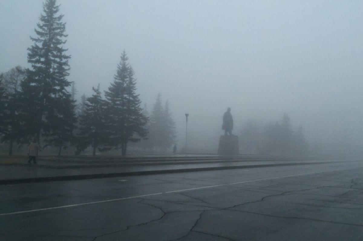 Плотная пелена. Туман Барнаул. Туманный Барнаул. Туман наплывает на город. Навис туман.
