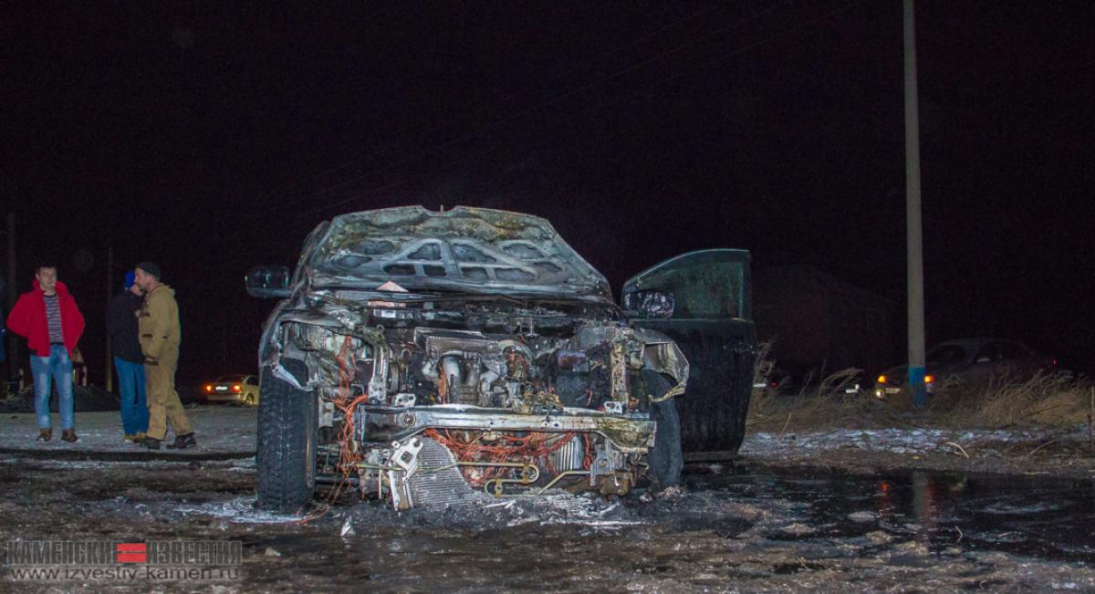 Автомобиль оби. Сгорел автомобиль в Алтае. Сгорела машина в Алтайском крае. Авария Новосибирск камень на Оби. Оби машины.