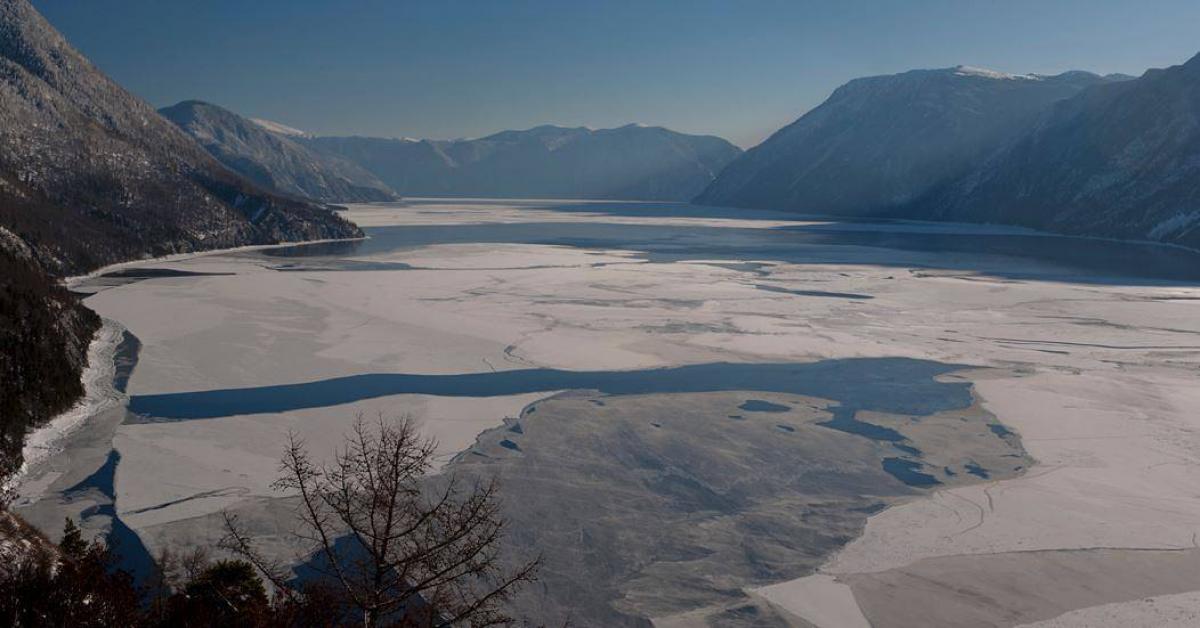 Озеро было полно. Телецкое озеро лед. Замерзшее Телецкое озеро. Юг Телецкого озера. Берег Телецкого озера Яйлю.