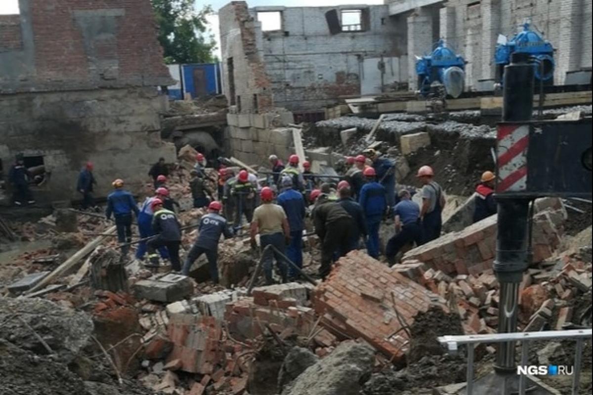 Под завалами остались люди. Обрушение зданий Новосибирск. Спасатели на обрушении здания. Обрушилась стена стройка прикол.