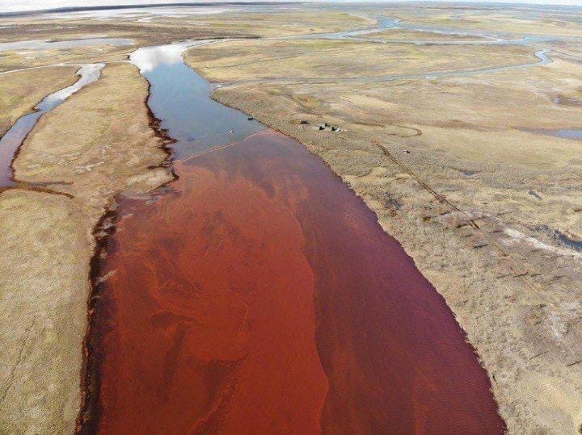 Разлив горючего. Река Далдыкан в Норильске. Красная река Далдыкан. Кровавая река Далдыкан Норильск. Красные реки Норильска далдыкян.
