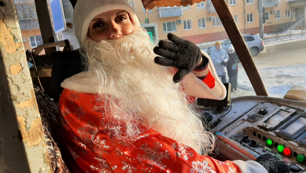 Дедушку в садик водила. Дед Мороз водитель. Дед Мороз таксист. Дед в трамвае. Барнаульского Деда.
