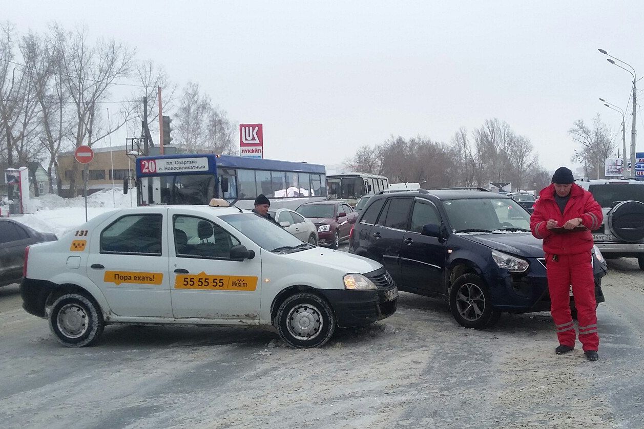 В Барнауле разыскивают очевидцев ДТП и самих нарушителей